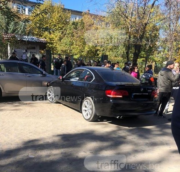 Екшън в Пловдив! Ученик блъсна колата на учителка пред училище (СНИМКА)