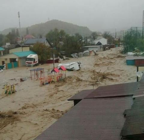 Невиждана стихия отнася в момента цял град в Черно море (СНИМКИ/ВИДЕО)
