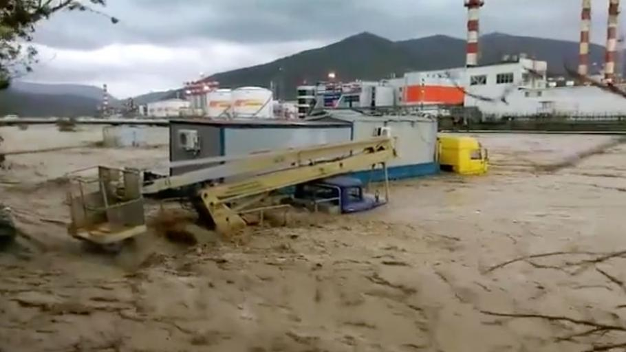 Невиждана стихия отнася в момента цял град в Черно море (СНИМКИ/ВИДЕО)