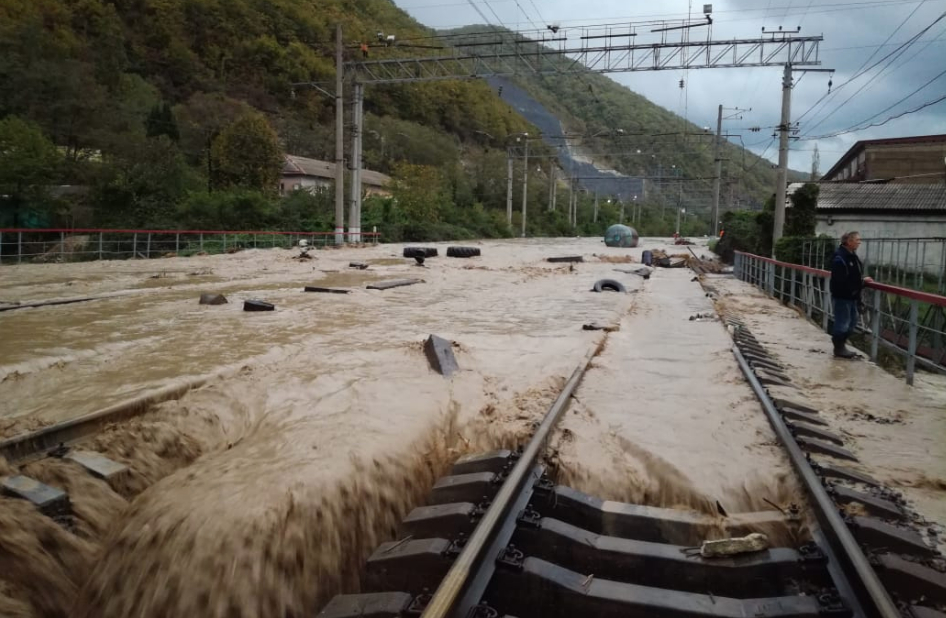Невиждана стихия отнася в момента цял град в Черно море (СНИМКИ/ВИДЕО)