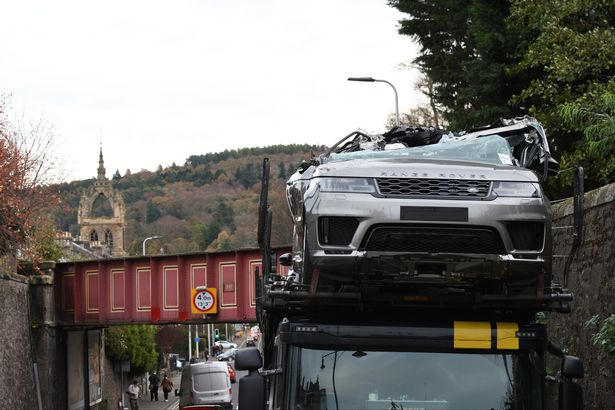 Автовоз се навря под нисък мост и няколко Range Rover станаха.... кабриолети (СНИМКИ)