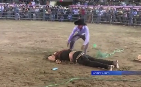 Смразяващо ВИДЕО 18+! Пиян мъж реши да си направи селфи с бик, но това, което последва...