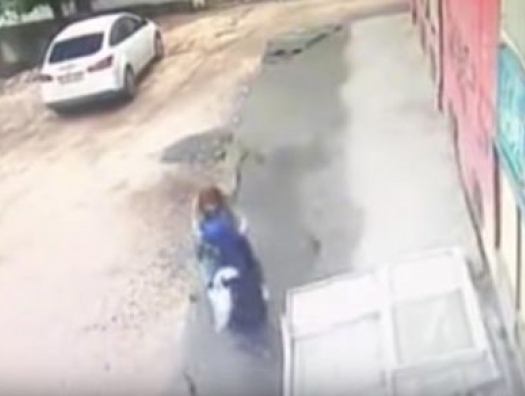 Ужас! Асфалт пропадна под пешеходци (ВИДЕО)
