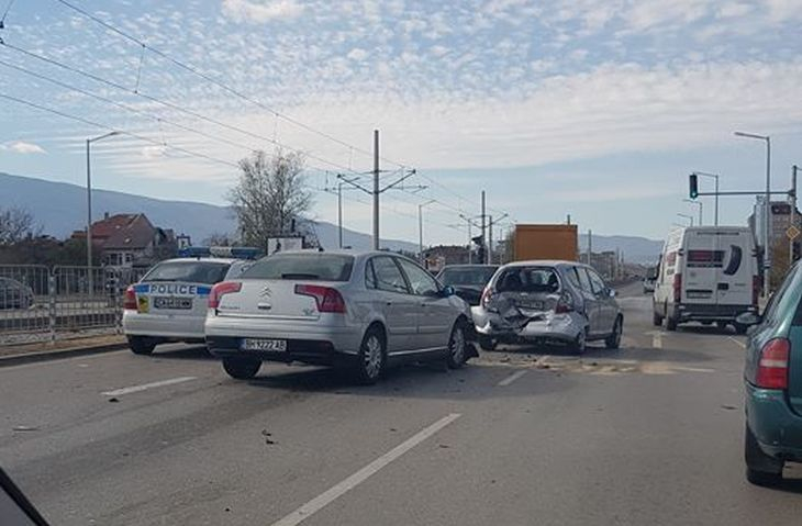 Първи СНИМКИ и ВИДЕО в БЛИЦ от мелето с 5 коли в столицата!