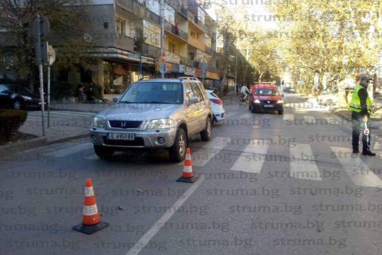 Джип помете благоевградчанка на главен булевард, притесненият й син изхвърча към болницата, но... (СНИМКИ)