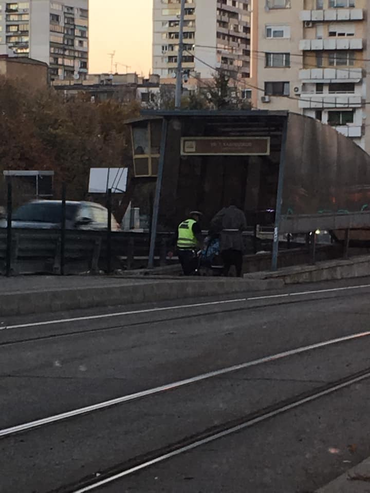 Само в БЛИЦ! Цяла София говори за този служител на КАТ, който скочи от вишката, за да... (СНИМКА)
