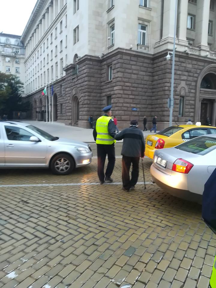 Само в БЛИЦ! Цяла София говори за този служител на КАТ, който скочи от вишката, за да... (СНИМКА)