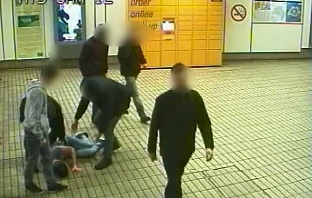 Покъртително ВИДЕО с млад студент, обърнал 27 водки и умрял като куче