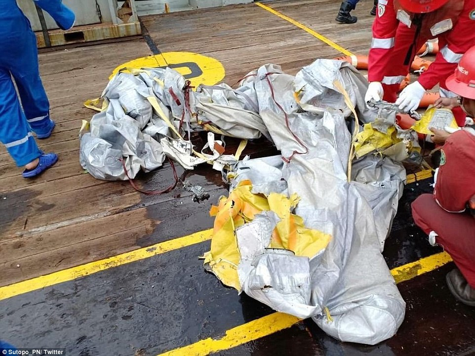 Първи СНИМКИ от мястото на падането в морето на пътническия самолет в Индонезия