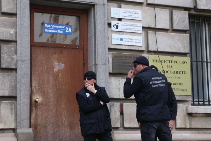 Извънредно! Оковаха в белезници шефа на Агенцията за българите в чужбина (СНИМКИ)