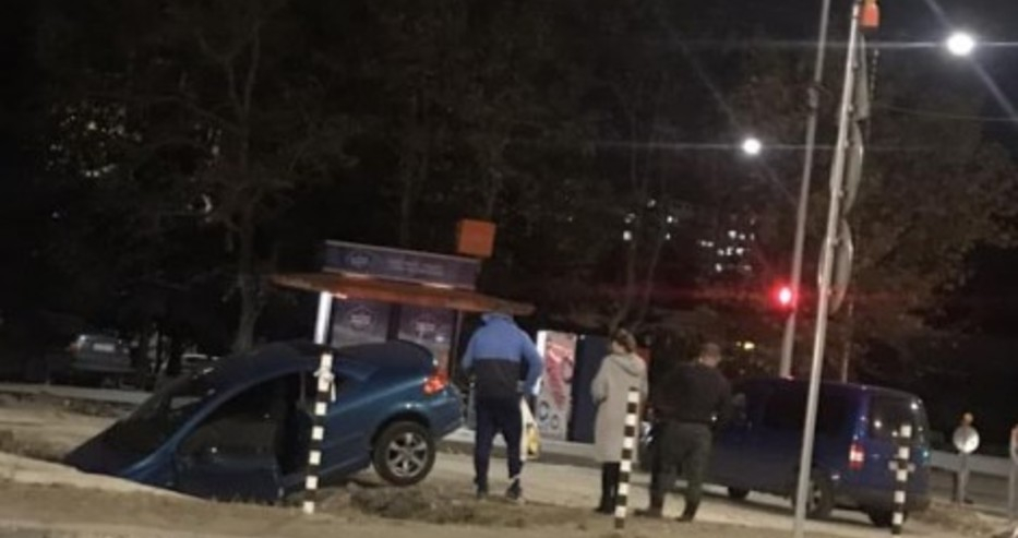 Абсурд във Варна! Цяла кола пропадна в изкоп на ремонтиран булевард (СНИМКА)