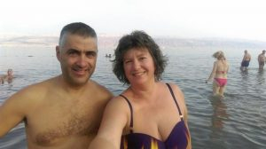 Общинарка от ГЕРБ в Гоце Делчев показа пищен бюст от Мъртво море (СНИМКИ)