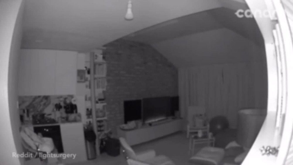 Мъж не може да повярва на очите си, виждайки на запис, как нещо управлява телевизора, докато той спи (ВИДЕО)