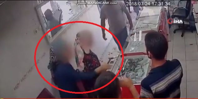 Подивели сестри нахлуха с чукове в магазин за телефони и стана страшно (ВИДЕО)