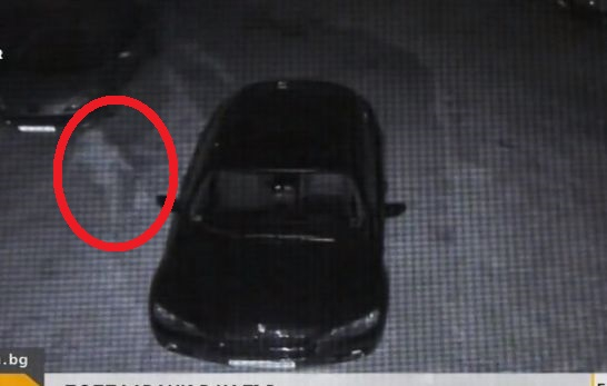 Спокойно и хладнокръвно: Вижте как подпалвач драсва клечката на кола в Монтана (ВИДЕО)
