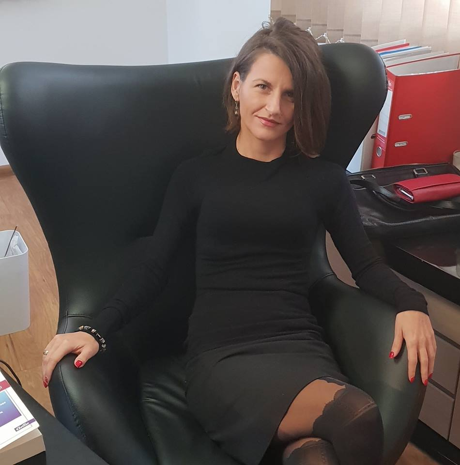 Само в БЛИЦ! Пребитата от секс маниак адвокатка размята секси баджаци в късо рокле и отсече.. (СНИМКИ)