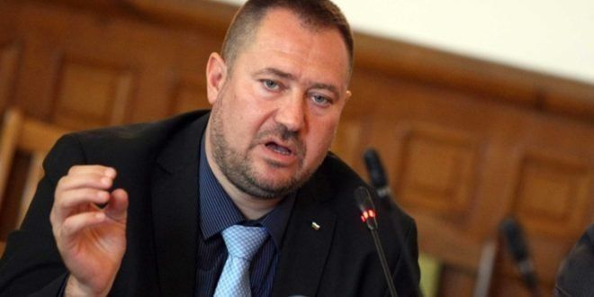 Уникален разказ на художника Тео Ушев, засякъл на летище Петър Харалампиев дни преди ареста