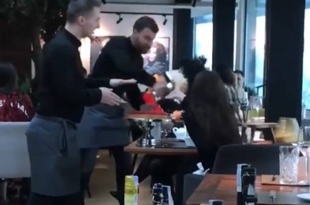 Обиден келнер заби торта в лицата на натруфени кифли (ВИДЕО)