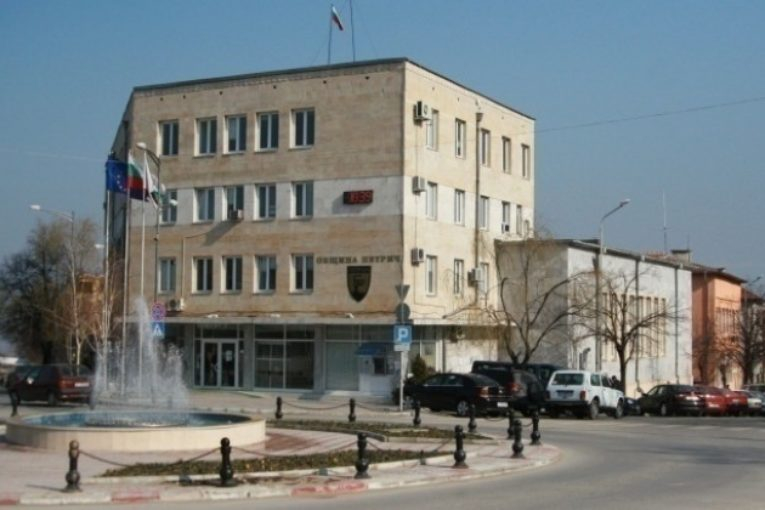 Край сградата на Община Петрич почерня от полиция, ето какво се случва 