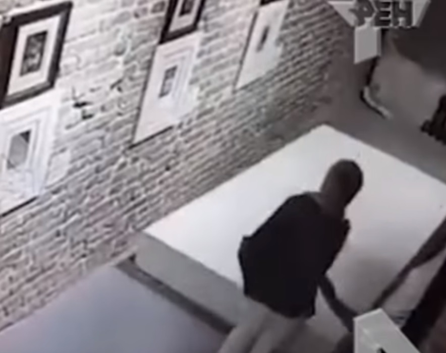 Жена повреди рисунка на Дали, докато си правеше селфи (ВИДЕО)