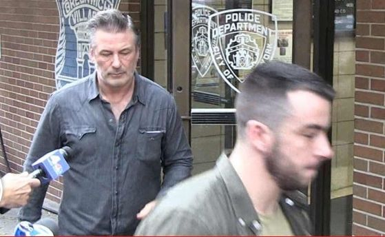 Пуснаха Алек Болдуин от ареста, Тръмп му пожела късмет 