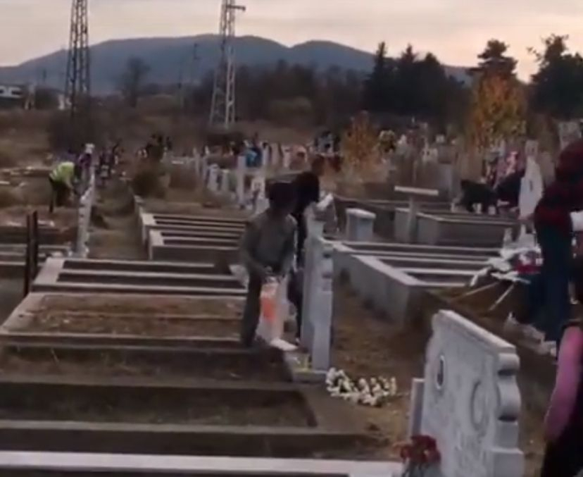 Потресаващо в БЛИЦ! Орди нагли цигани се изгавриха с мъртвите и опечалените им близки навръх Задушница (СНИМКИ/ВИДЕО)