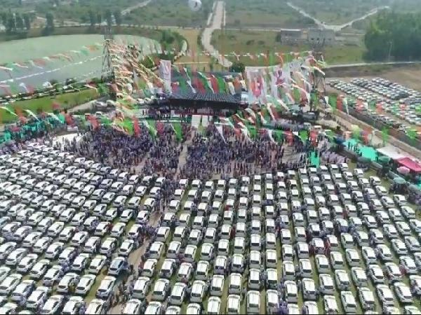 Шеф на фирма пръсна милиони долари, за да подари нови коли на служителите си! (СНИМКИ/ВИДЕО)