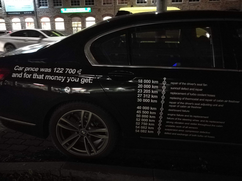 Разгневен шофьор изписа всички повреди върху своя BMW (СНИМКИ)