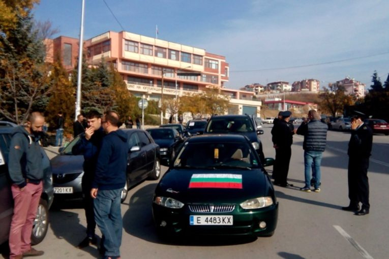 Протест срещу цените на горивата затвори пътя към Кулата 