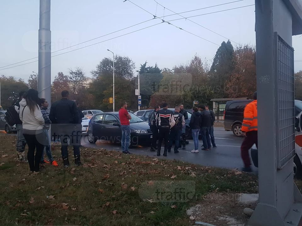 Скандал в Пловдив: Моторист се заби в отворената врата на кола, аверите му пребиха шофьора (СНИМКИ)