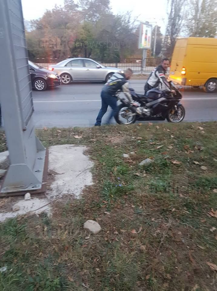 Скандал в Пловдив: Моторист се заби в отворената врата на кола, аверите му пребиха шофьора (СНИМКИ)