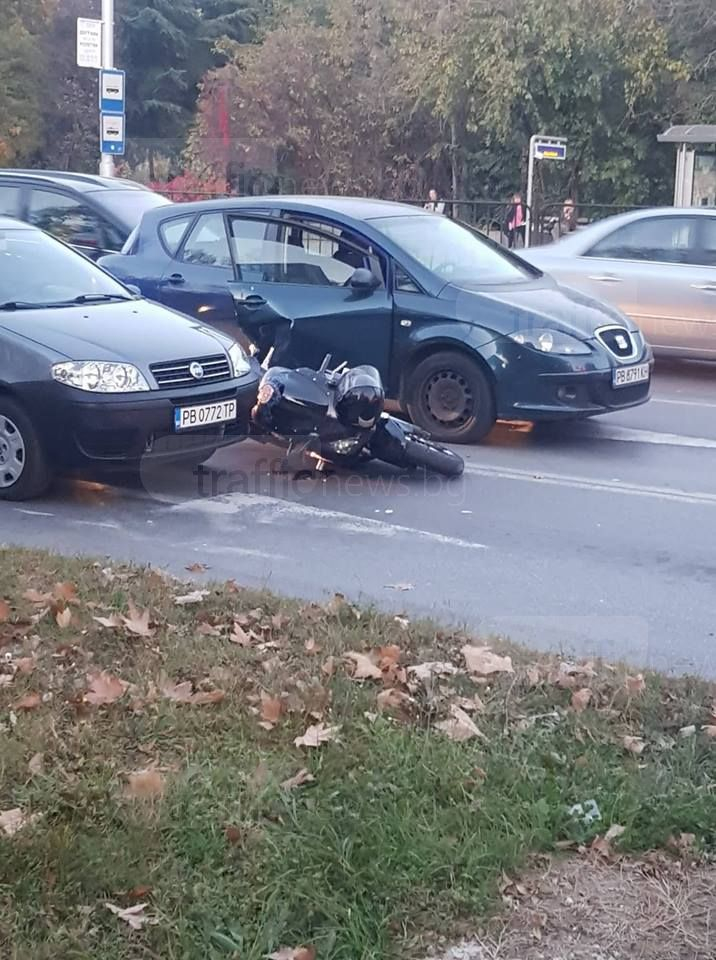 Скандал в Пловдив: Моторист се заби в отворената врата на кола, аверите му пребиха шофьора (СНИМКИ)