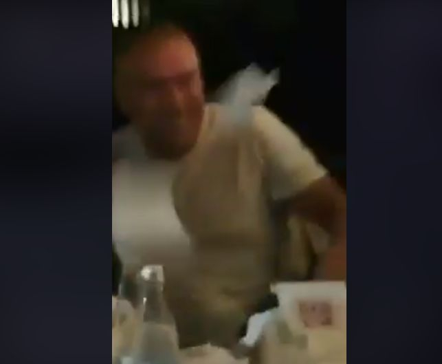 Цялата мрежа гледа това ВИДЕО и се пита: Марешки ли е този купонджия, който се вихри под дъжд от салфетки в кръчма в Банско