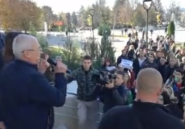 Бунт с чадъри в Търговище заради катастрофата с пияния съдебен гард, бил връзкар и щял да отърве наказанието