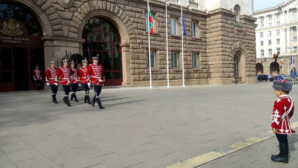 Само в БЛИЦ! Най-малкият гвардеец Никола в чисто новата си униформа умили мрежата (СНИМКИ)