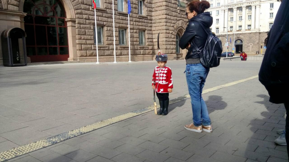 Само в БЛИЦ! Най-малкият гвардеец Никола в чисто новата си униформа умили мрежата (СНИМКИ)