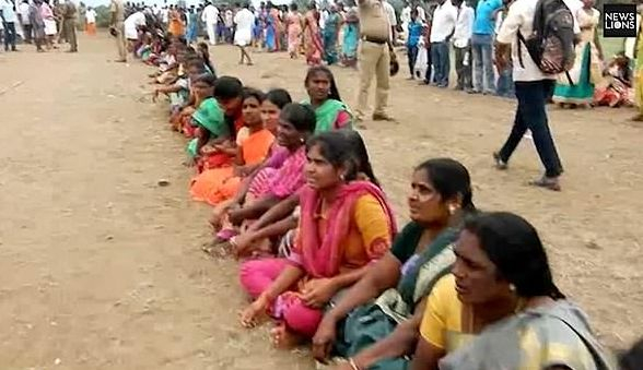 5000 жени се наредиха да ги шибат с въжета и пръчки, причината е потресаваща (СНИМКИ/ВИДЕО)