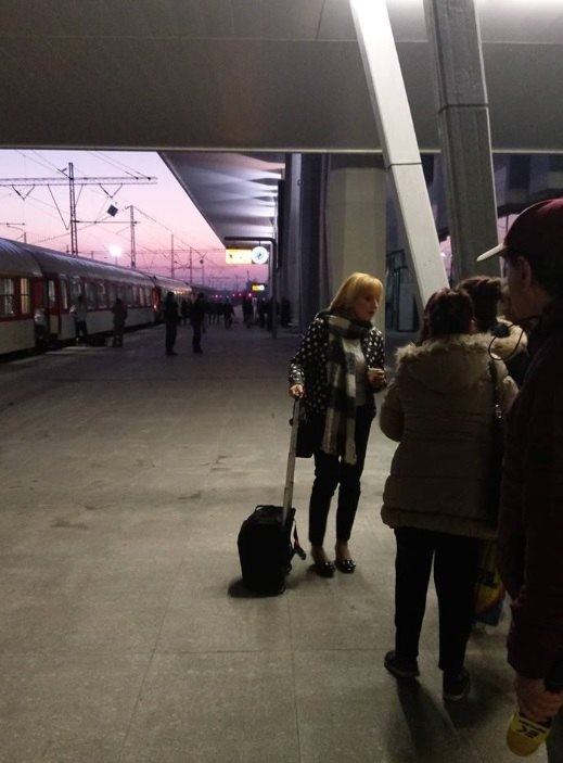 В ранни зори Мая Манолова хвана влака за Варна и направи вътре истинска... (СНИМКИ)
