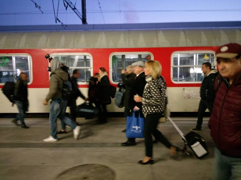 В ранни зори Мая Манолова хвана влака за Варна и направи вътре истинска... (СНИМКИ)