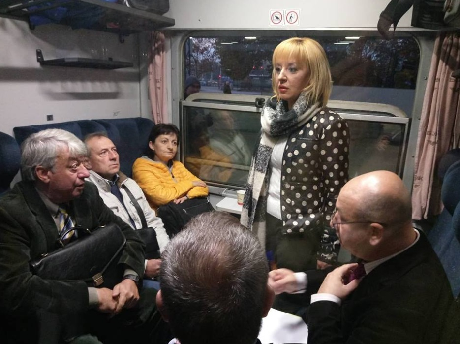 В ранни зори Мая Манолова хвана влака за Варна и направи вътре истинска... (СНИМКИ)