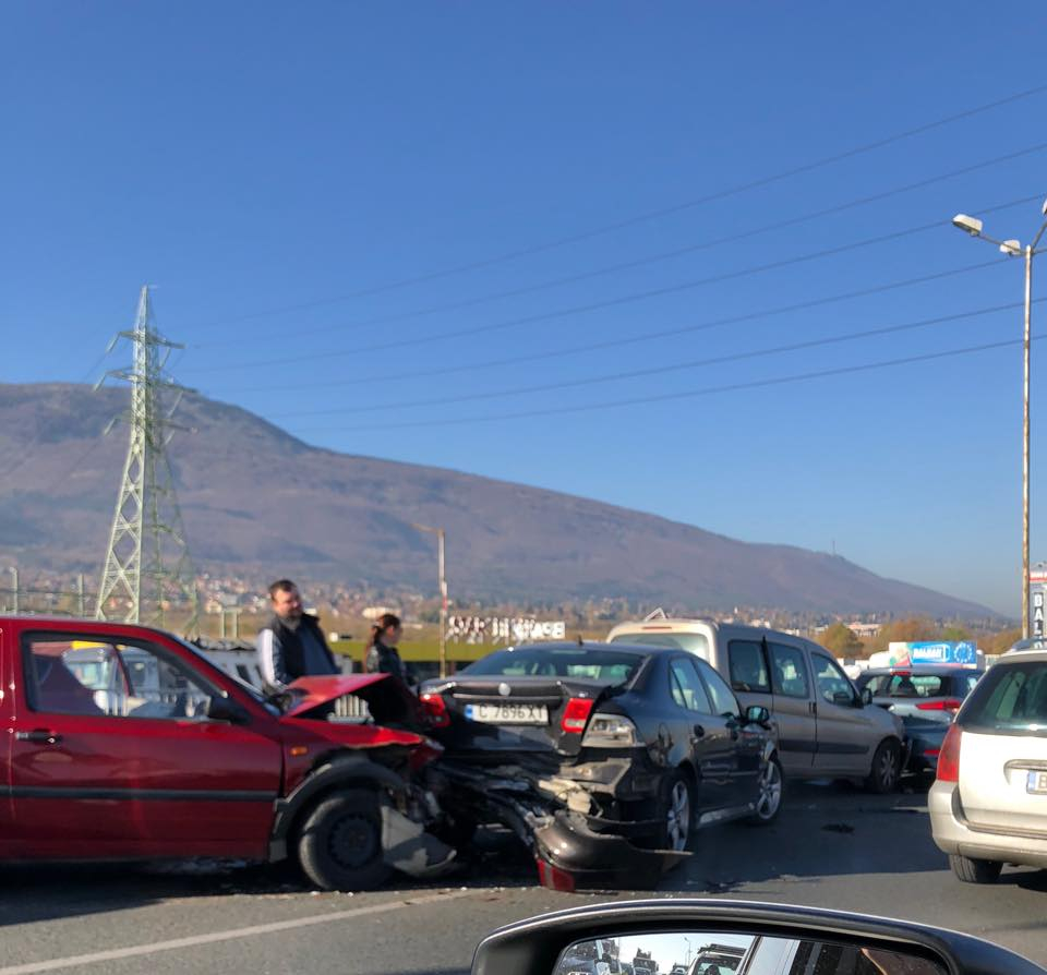 Първо ВИДЕО от верижното меле, което затапи Околовръстното на София в час пик
