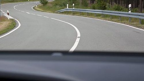 Опасна метална шина пори гуми на пътя към Хаинбоаз 