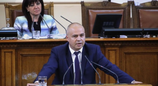 Зам.-шеф в БСП издаде тежка присъда на властта заради вдигането на данъка на колите