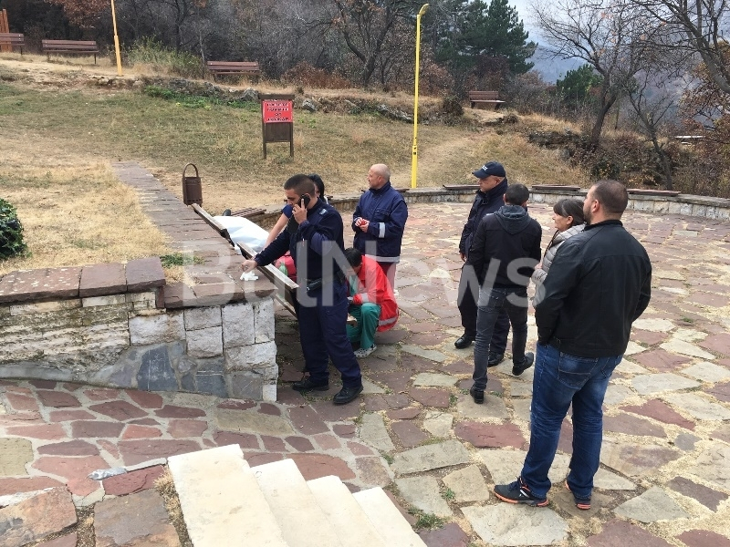 Зловеща находка на пейките на Хижата във Враца (СНИМКИ 18+)