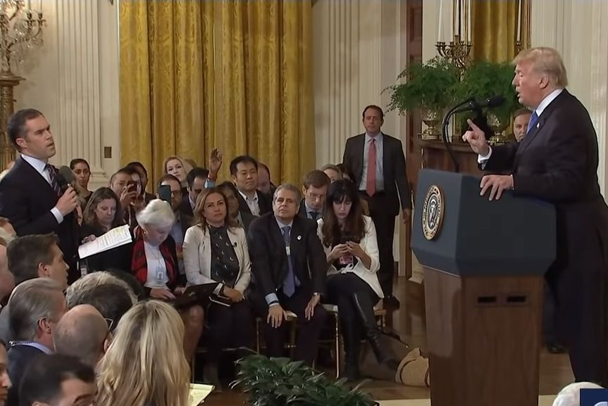 Репортер на СNN се опита да засече Тръмп и посегна на млада служителка, но после жестоко съжали (ВИДЕО)
