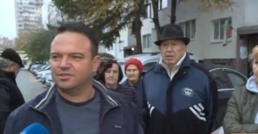 Дупки със стърчаща арматура пукат гуми в столичния квартал "Младост" 3