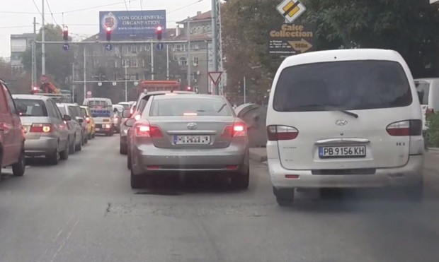 Потресен очевидец: От доста време снимам по пловдивските улици, но такова чудо не бях виждал! (СНИМКИ/ВИДЕО)