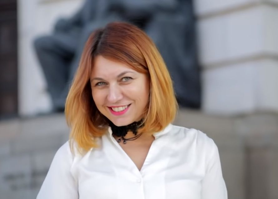 СУ се изложи грандиозно! С пошло и провокативно ВИДЕО, на което развратна секретарка с къса кожена пола притичква на повикване, искат да... (СНИМКИ)