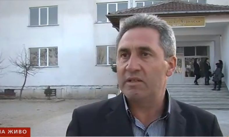 Скандал в гърменско школо: Даскал стиска за врата и бие шамари на момче, че... изтървало гъба на земята (СНИМКИ/ВИДЕО)