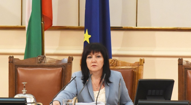 Караянчева разкри кои двама депутати единствени са дали писмено съгласие за сваляне на имунитета
